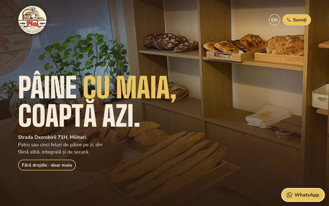 Primul ecran al site-ului Brutăria Artizanală Plai, pe desktop și pe telefon: rafturile cu pâine ale brutăriei sub titlul „Pâine cu maia, coaptă azi”.